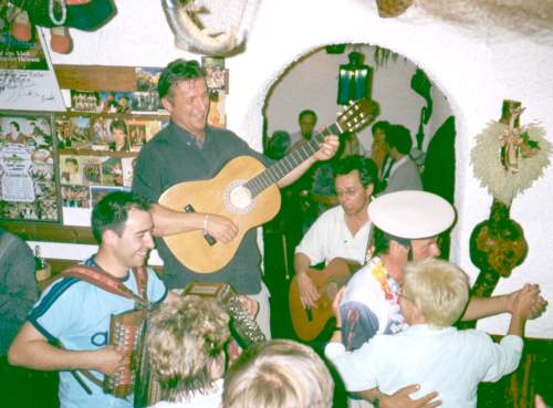 Christian Battisti mit der Steirischen und Juwellier Thomas Schullian aus Kaltern mit der Gitarre im Fischerkeller