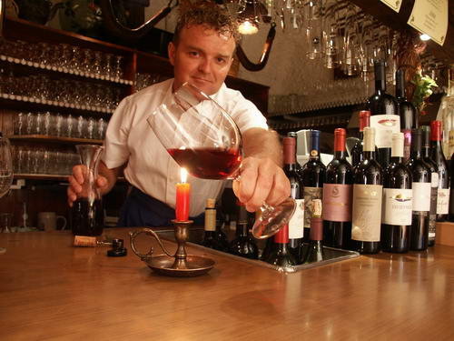 Robert Emmer beim Weinservice
